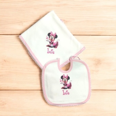 Babete e toalha brancos com borda rosa e imagem da Minnie com nome Iris