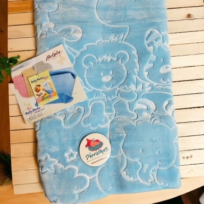 Tapete azul com desenhos de animais, etiqueta Bebépla e selo Pirralhos