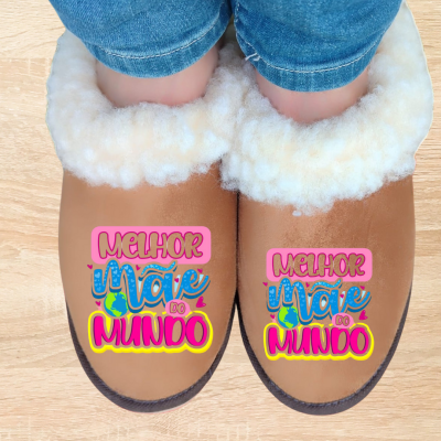 Pantufas castanhas com forro branco e frase colorida 'MELHOR Mãe DO MUNDO'