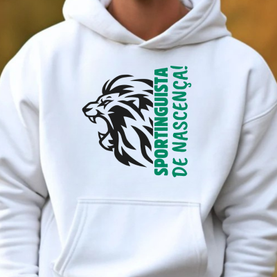 Sweatshirt branca com estampa de leão e texto verde