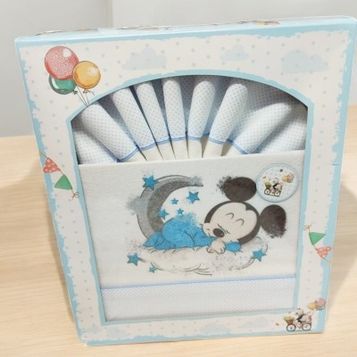 Fraldas de pano para bebé azuis e brancas com desenho de rato a dormir na lua