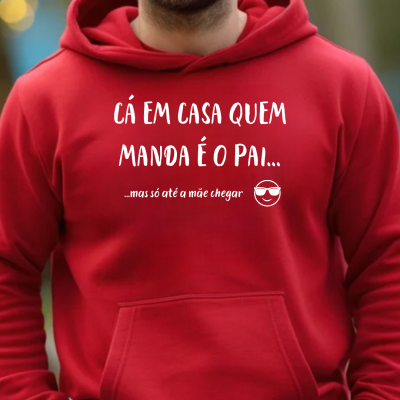 Sweatshirt vermelha com texto branco e emoji