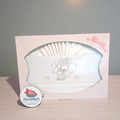 Fralda branca de tecido com rato bordado em caixa rosa com laço desenhado