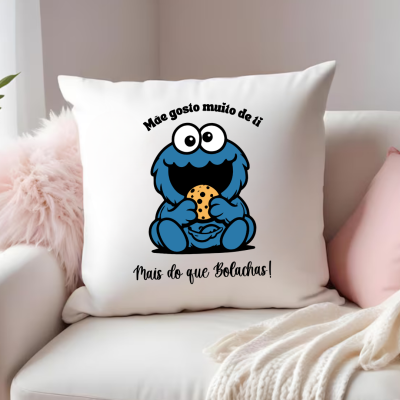 Almofada branca com personagem azul e texto em português