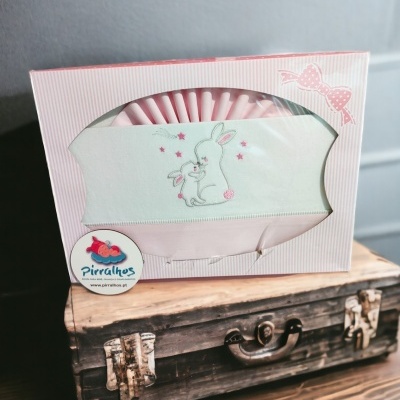 Conjunto de roupa de bebé com bordado de coelhos na embalagem