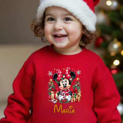 Criança vestindo sweatshirt vermelha com estampa de Minnie e nome 'MARÍA' e gorro de Natal.