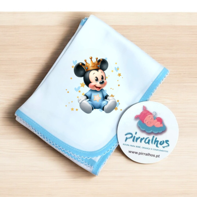 Fralda branca com borda azul claro com estampa de rato bebé com coroa e estrelas