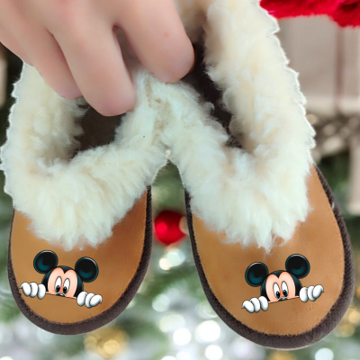 chinelos com pelo branco e estampa do Mickey Mouse
