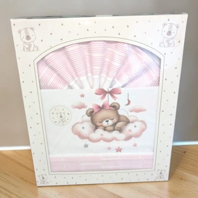Conjunto de roupa de bebé rosa e branco com padrão de urso e estrelas em caixa decorativa