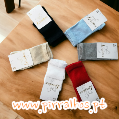Cinco pares de meias de várias cores com etiquetas da marca Jorster sobre mesa de madeira