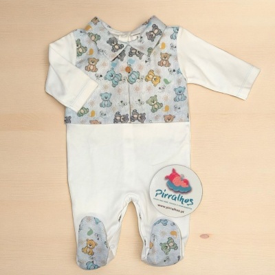 Macacão de bebé creme com padrão de ursinhos coloridos na parte superior e pés, etiqueta Pirralhos