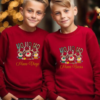 Camisolas vermelhas de Natal para crianças com renas e texto personalizado.