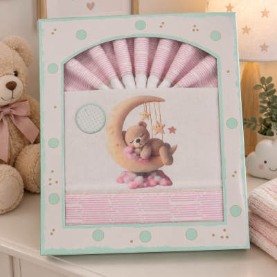 Conjunto de roupa de bebé rosa com ilustração de urso a dormir na lua em caixa decorada