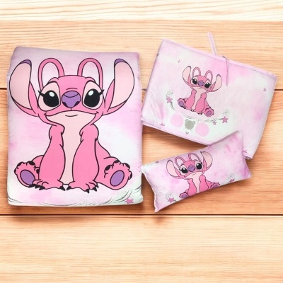 Conjunto de bolsas cor-de-rosa com personagem de desenho animado.