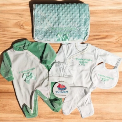 Conjunto de roupa de bebé verde e branca com babygrow, body, gorro, babete e manta texturizada