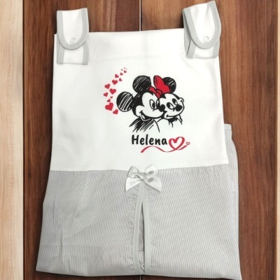 Bolsa de tecido branca e cinza com estampa de Mickey e Minnie e nome Helena