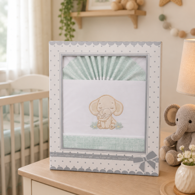 Caixa com jogo de cama bordado com elefante, móvel de madeira e decoração infantil