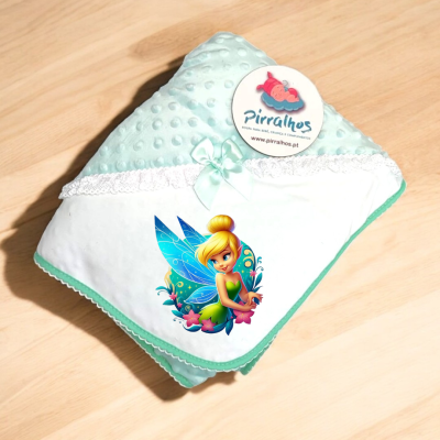 Manta azul claro e branca para bebé com fada colorida e etiqueta Pirralhos