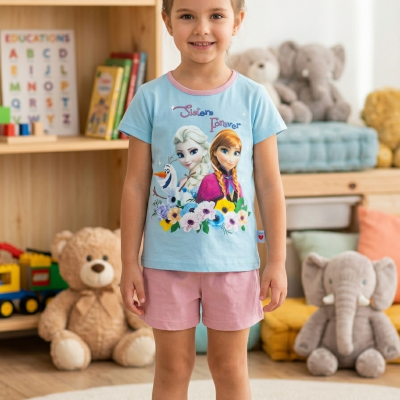 Criança com camisola azul clara estampada e calções rosa numa sala de brinquedos
