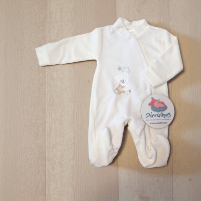 Macacão de bebé branco com bordado de ursinho e estrela, etiquetado 'pirralhos', sobre madeira clara.