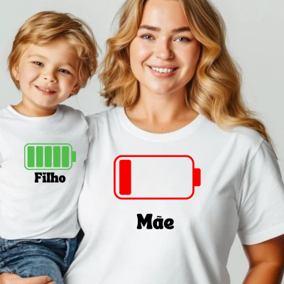 Camisetas brancas para mãe e filho com gráficos de baterias e texto