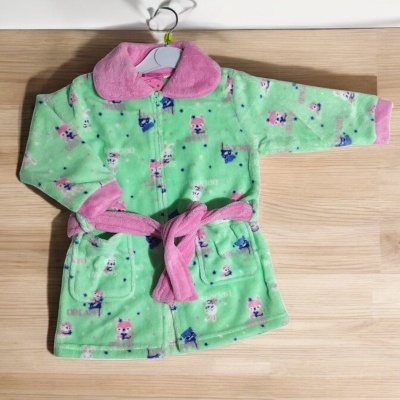 Casaco felpudo verde para criança com estampas e detalhes rosa