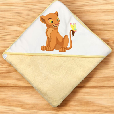 Toalha de banho para bebé amarela com capuz branco e ilustração de leão e borboleta.