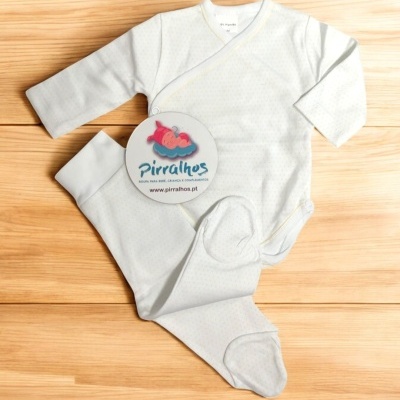 Conjunto de roupa de bebé branco com padrão subtil e sapatinhos integrados