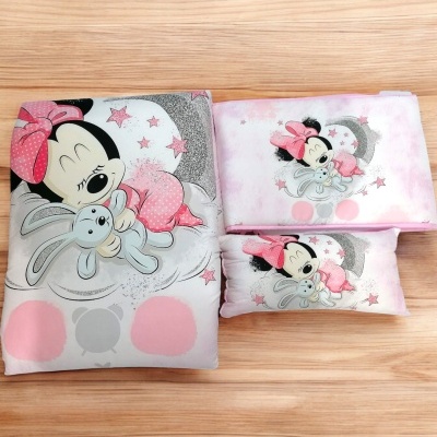 Conjunto de roupa de cama infantil com estampa da Minnie Mouse a segurar um coelho.