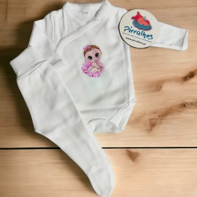 Roupa de bebé branca com bordado de boneca cor-de-rosa sobre fundo de madeira clara