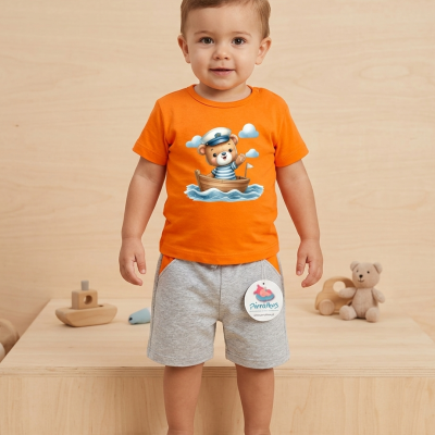 Conjunto infantil com ursinho marinheiro na t-shirt alaranjada e calções cinzentos com etiqueta Pirathes