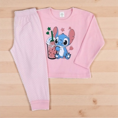 Pijama infantil rosa com estampa de Stitch e bebida em fundo claro