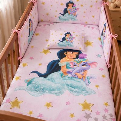 Berço de madeira com roupa de cama rosa decorada com princesa e elefante lilás e estrelas douradas
