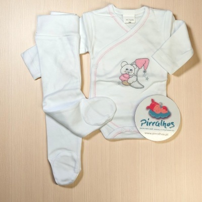 Conjunto de bebé branco com body bordado e meia-calça sobre fundo de madeira clara