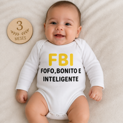 Bebé com body branco com texto e círculo de madeira com número 3 meses