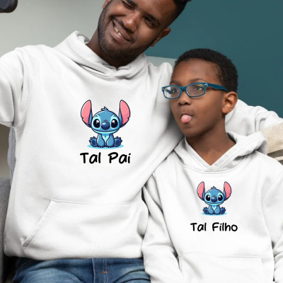 Duas pessoas com sweats brancas estampadas com personagem Stitch e textos 'Tal Pai' e 'Tal Filho'