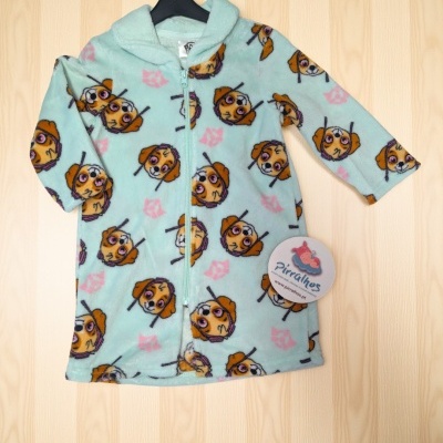 Vestido azul claro para criança com padrão de cães animados e etiqueta redonda