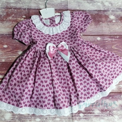 Vestido de bebé cor-de-rosa com corações e renda branca