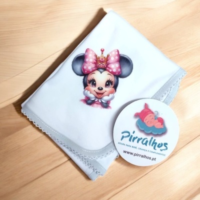 Lenço branco com estampa Minnie Mouse e cartão Pirralhos sobre mesa de madeira clara