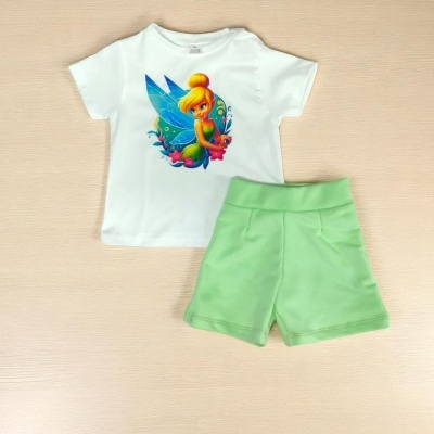 Conjunto infantil com t-shirt branca com estampa de fada colorida e shorts verdes claros.