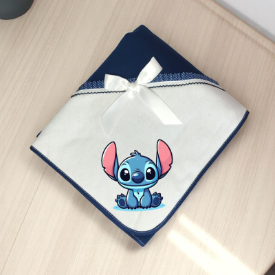 Manta branca e azul com laço branco e personagem Stitch