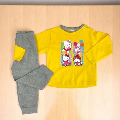 Pijama infantil amarelo e cinza com personagens animados na camisola e calças com patches amarelos