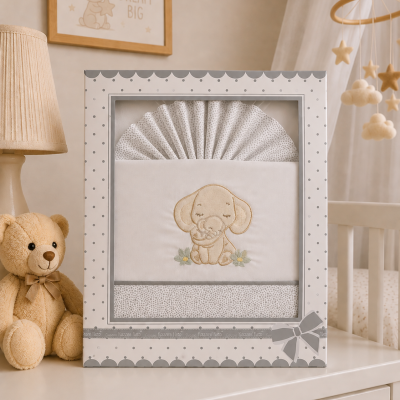 Conjunto de roupa de cama infantil com bordado de elefante em caixa decorativa.
