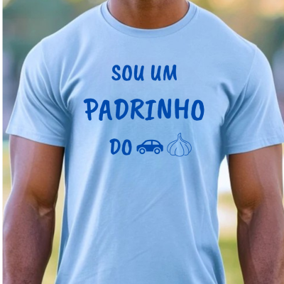 T-shirt azul clara com texto azul e ícones de carro e alho
