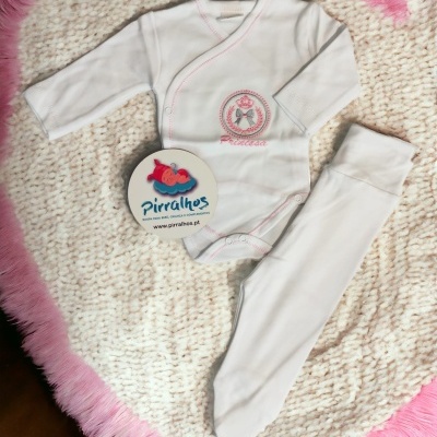 Roupa de bebé branca com bordado rosa de ursinho e texto Pirralhas
