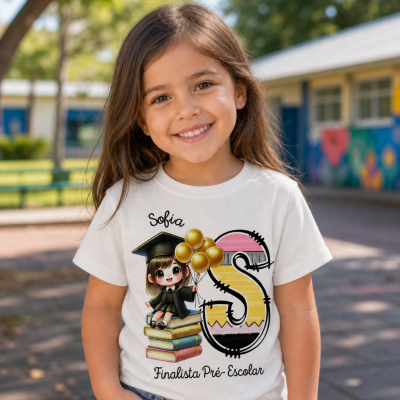 Camisola branca com estampa infantil de menina formada e texto Sofia Finalista Pré-Escolar.