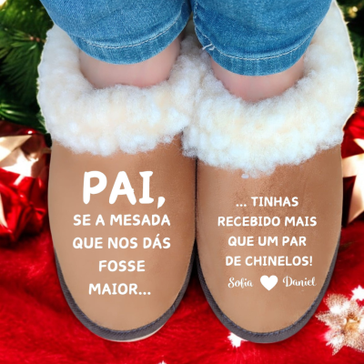 Chinelos castanhos com pêlo branco e texto em branco, usados por criança com jeans, em tapete vermelho