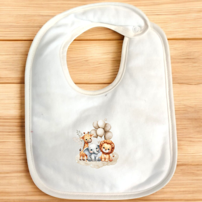 Babete branco com estampa de animais e balões sobre superfície de madeira