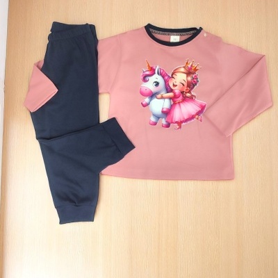Conjunto de roupa infantil com camisola rosa estampada e calças pretas.
