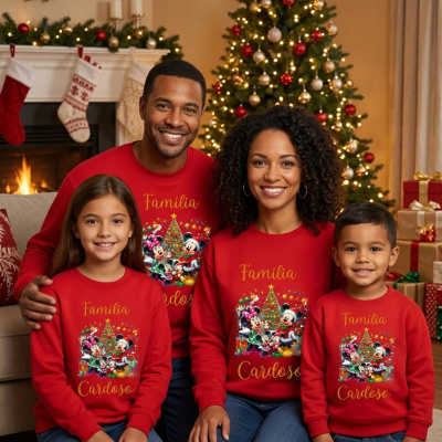 Família com camisolas vermelhas de natal estampadas Familia Cardoso em sala decorada para natal